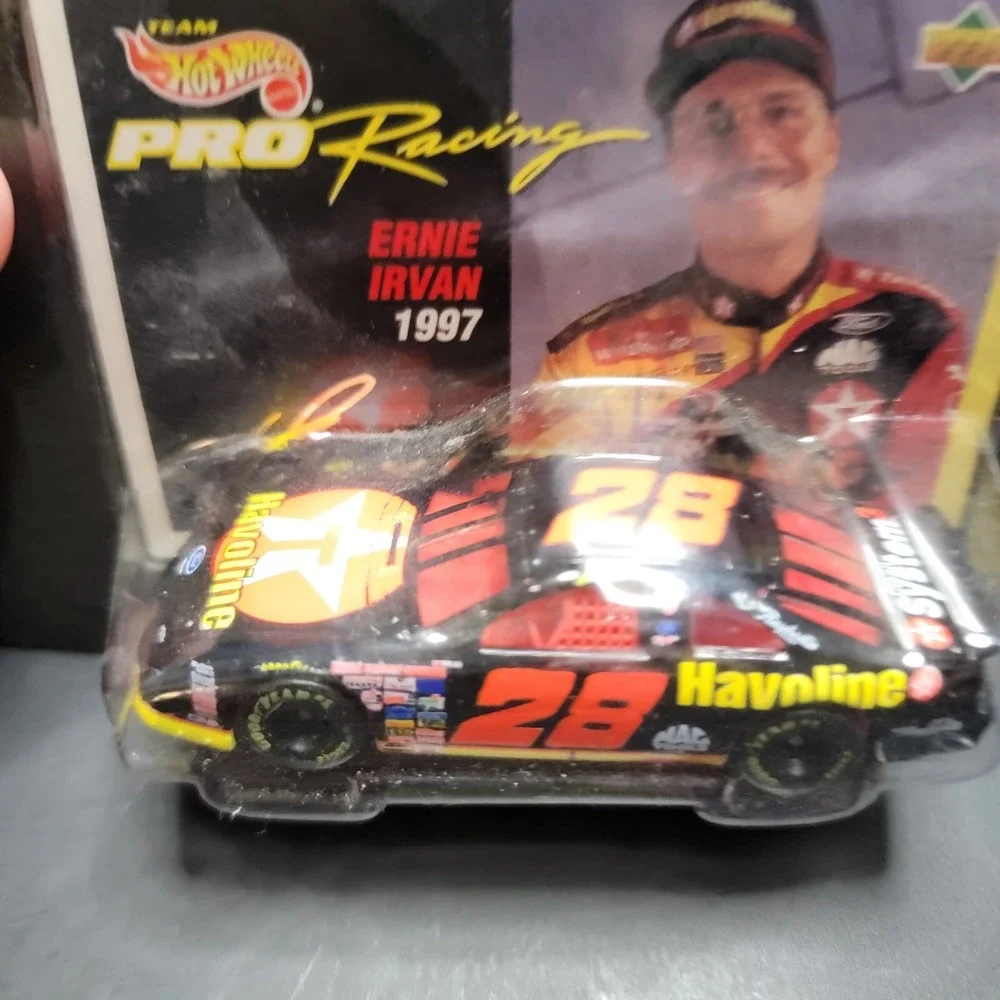 Team Hot Wheels Pro Racing 1997 Collectors 1st Edition Ernie Irvan Die Cast Car